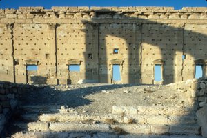 固定具付きの大きな構造物の内部 作： Roman